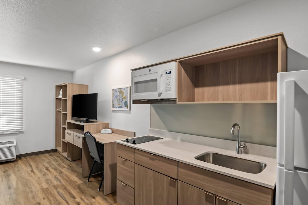 WoodSpring Suites Palm Springs - West Palm Beach, FL 40/44