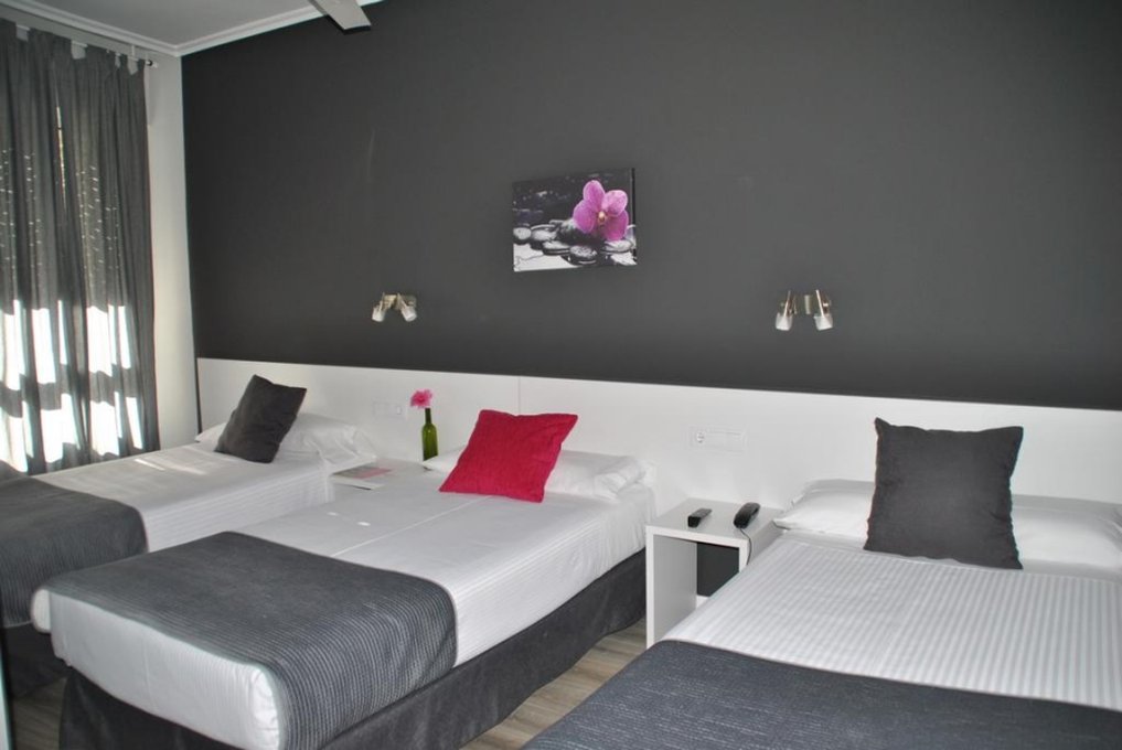 Junquera Hotel 3/40