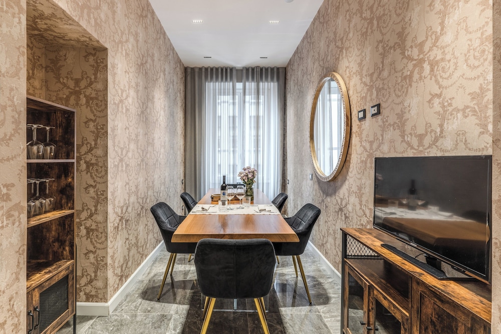 Apollo Boutique Hotel 63/72