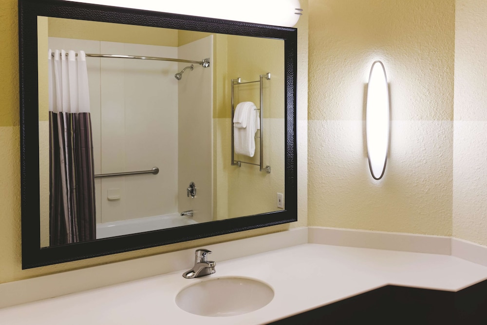 La Quinta Inn & Suites by Wyndham Atlanta Ballpark/Galleria 62/64
