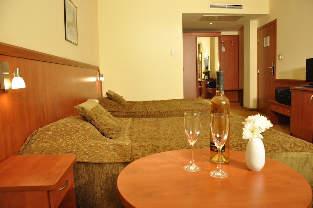 Legends Hotel 35/51