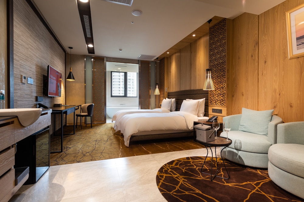 DELUXE, DOUBLE OR TWIN BED