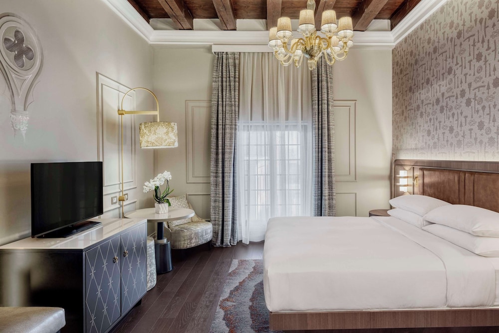 EXECUTIVE, KING BED