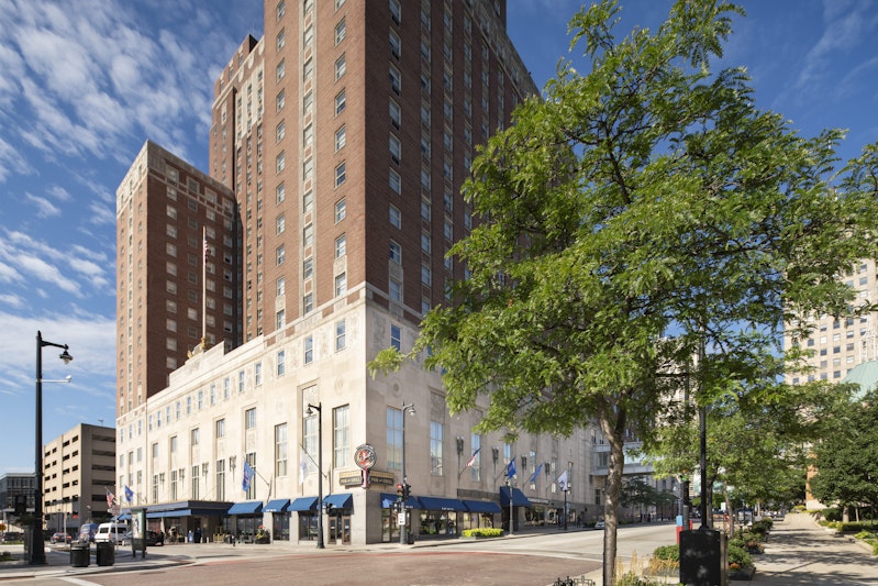 Hilton Milwaukee 76/83