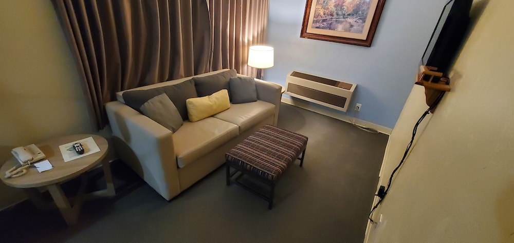 Pictured Rocks Inn & Suites 45/70