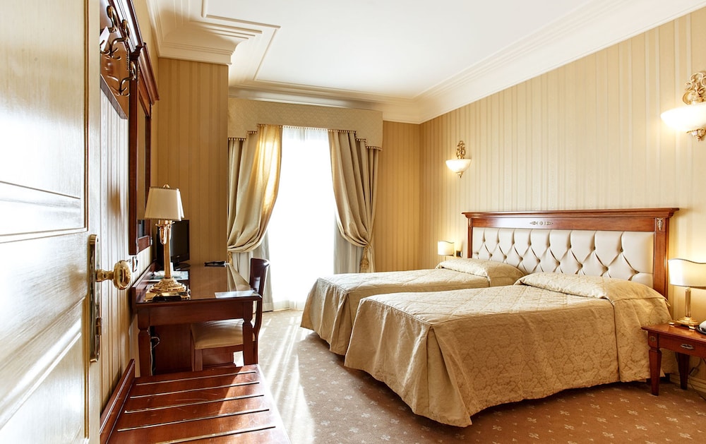 ROOM, DOUBLE BED
