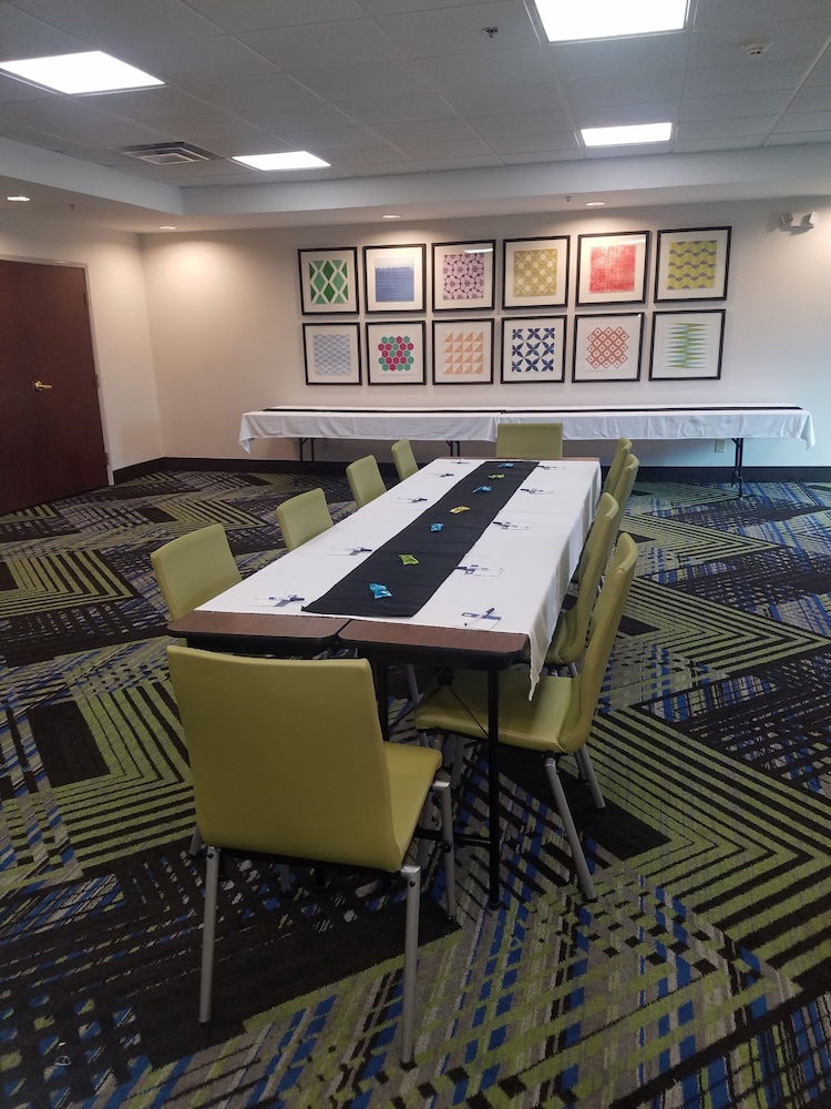 Holiday Inn Express Hotel and Suites Kingsport-Meadowview I-26 27/30
