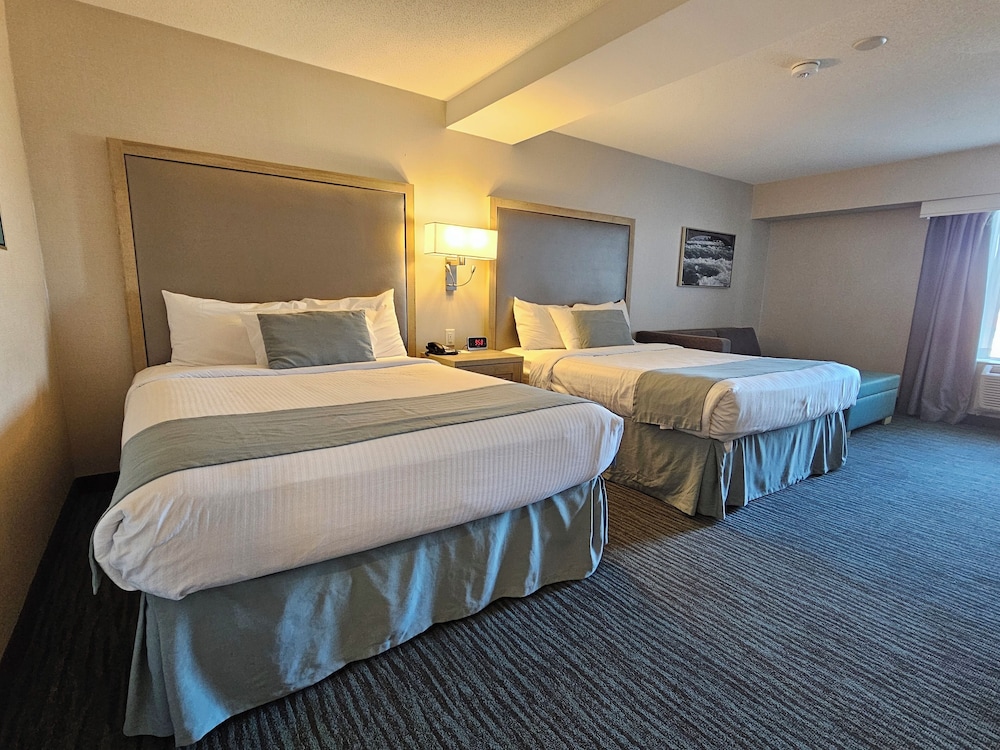 DELUXE, 2 QUEEN BEDS, CITY VIEW, SOFA