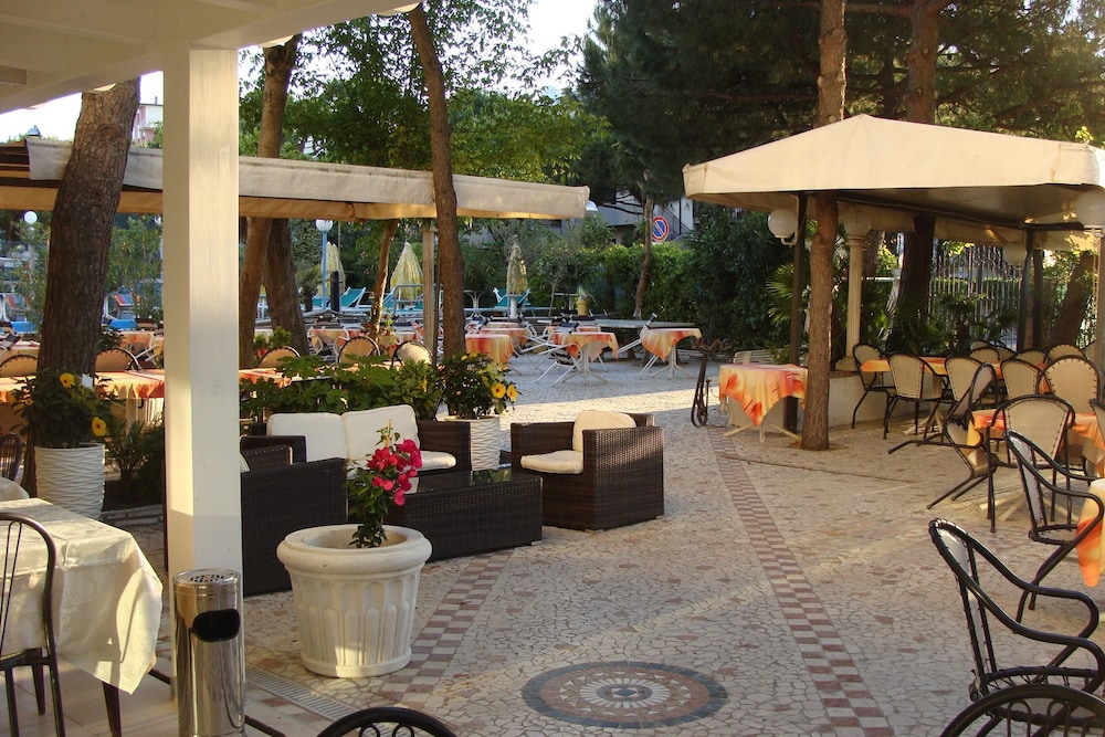 Franca Hotel 8/50