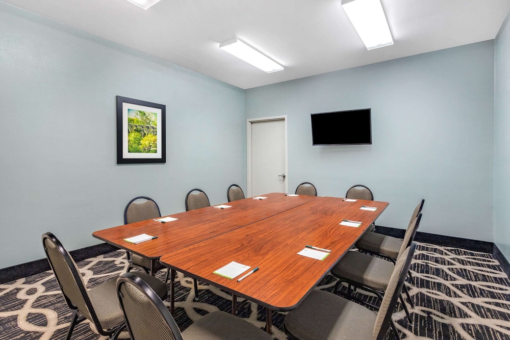 La Quinta Inn & Suites by Wyndham Columbus - Edinburgh 45/59