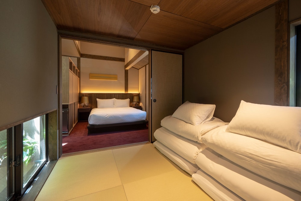 SUITE, 2 FUTON BEDS