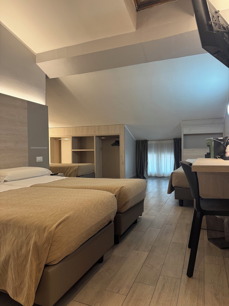 ROOM, QUADRUPLE, ATTIC