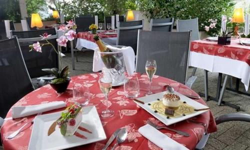 LOGIS AUBERGE DES VIEUX CHENES 16/25