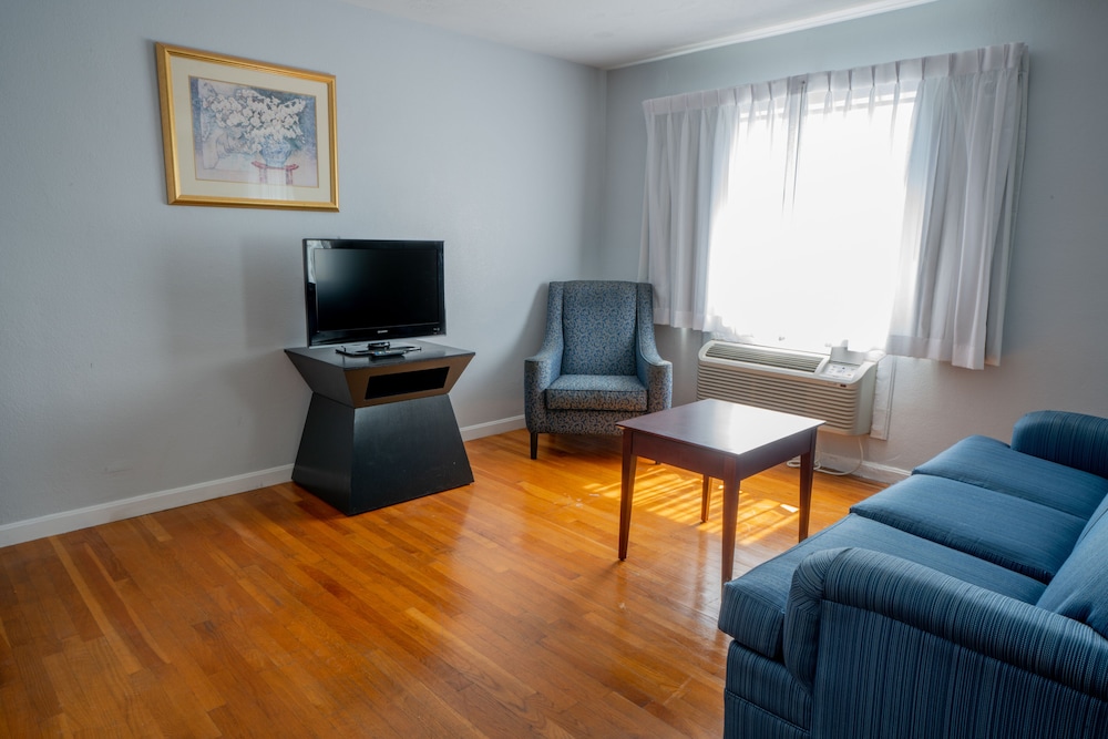 Hyannis Plaza Hotel 46/63