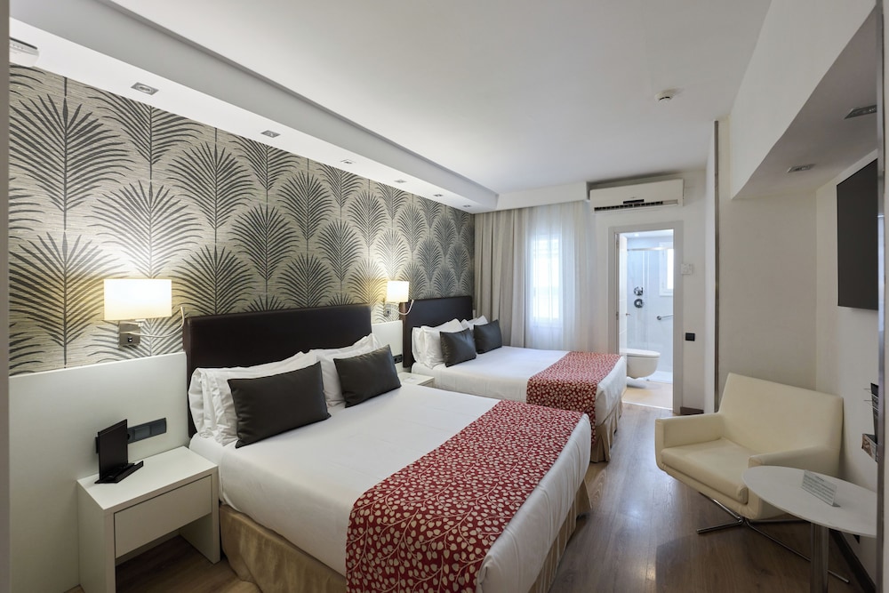 Room, Triple, 1 Double and 1 Single Bed, Catalonia Castellnou 5/10