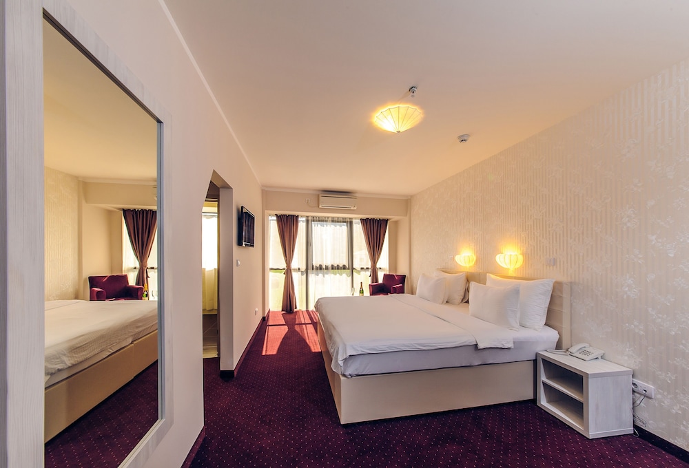 Philia Hotel 12/48