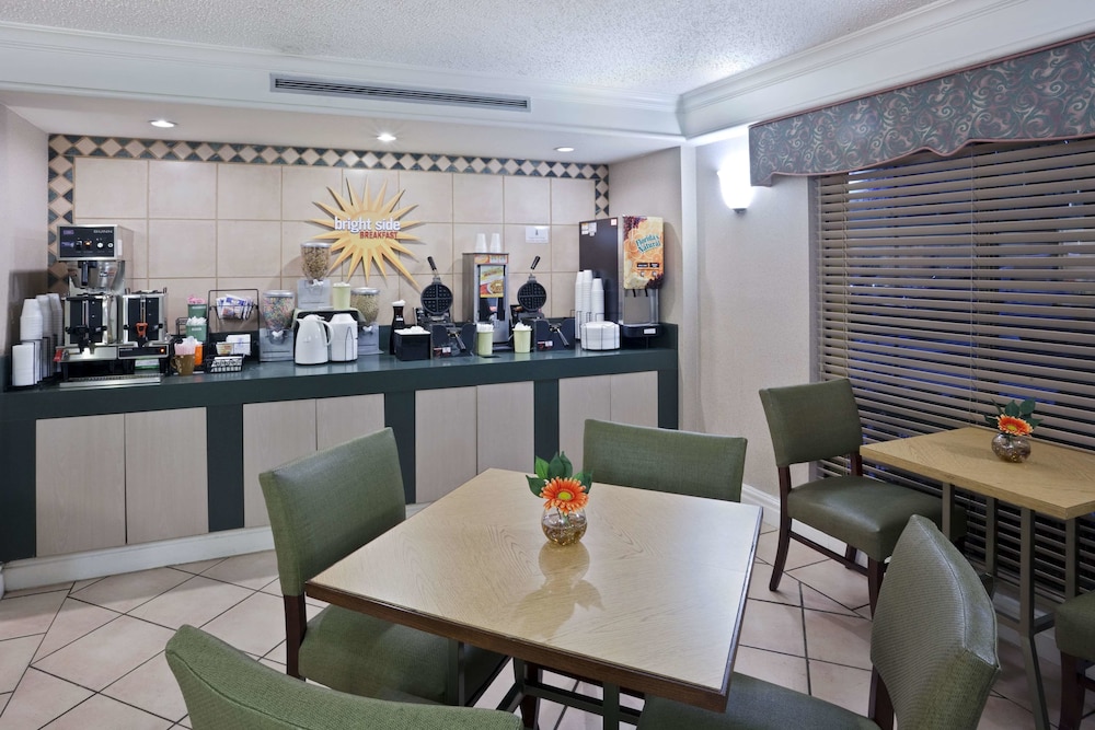 La Quinta Inn Omaha West 28/29