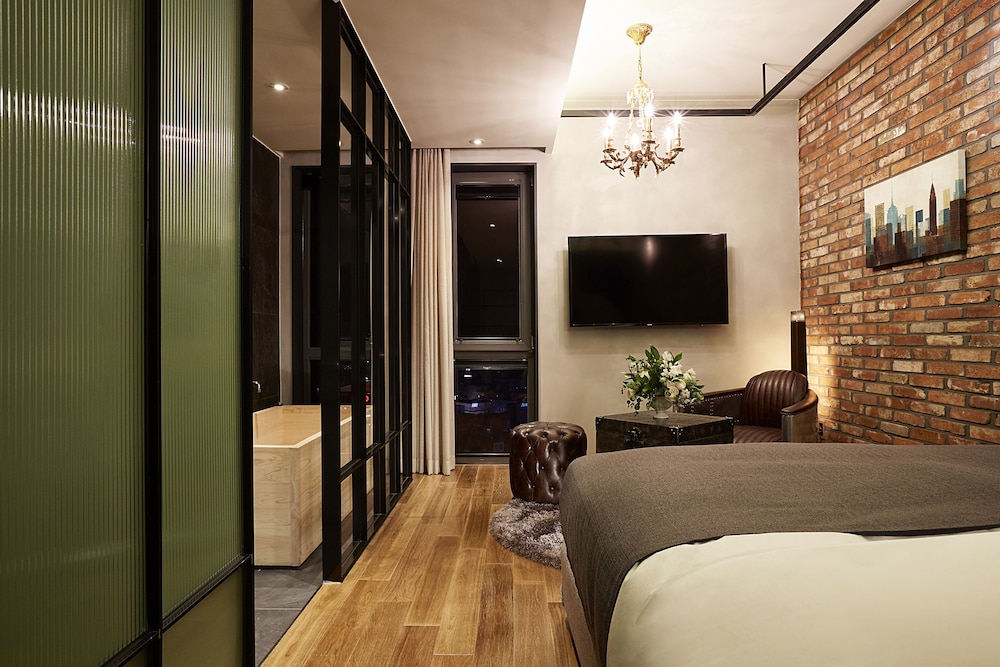 9 BRICK HOTEL 30/71
