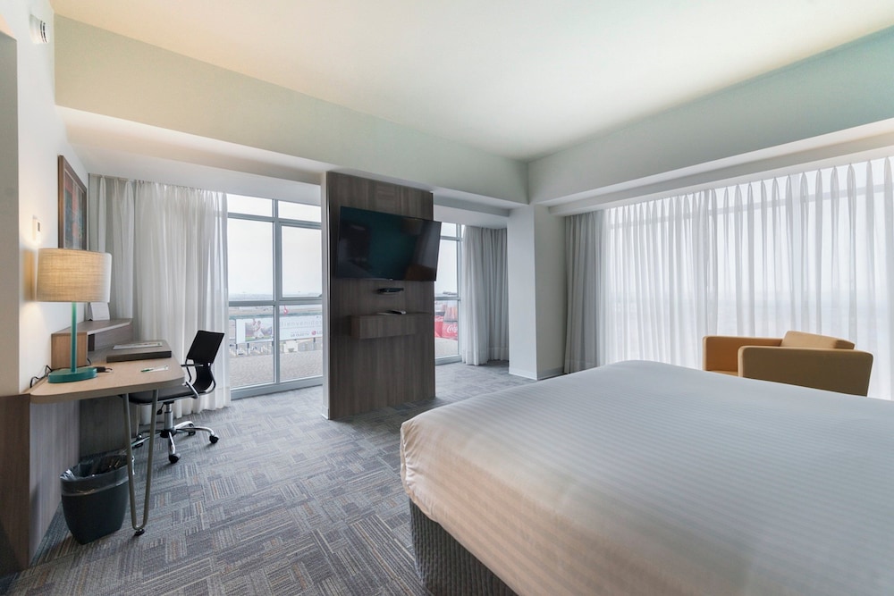 Standard, King Bed, Airport View