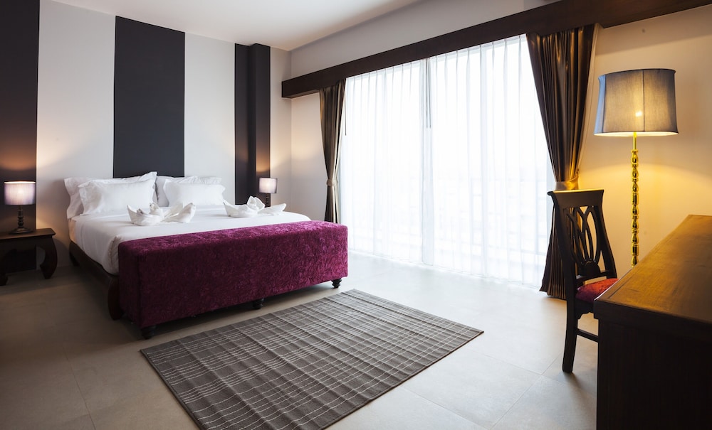 1 BEDROOM, SUITE, LIVING AREA