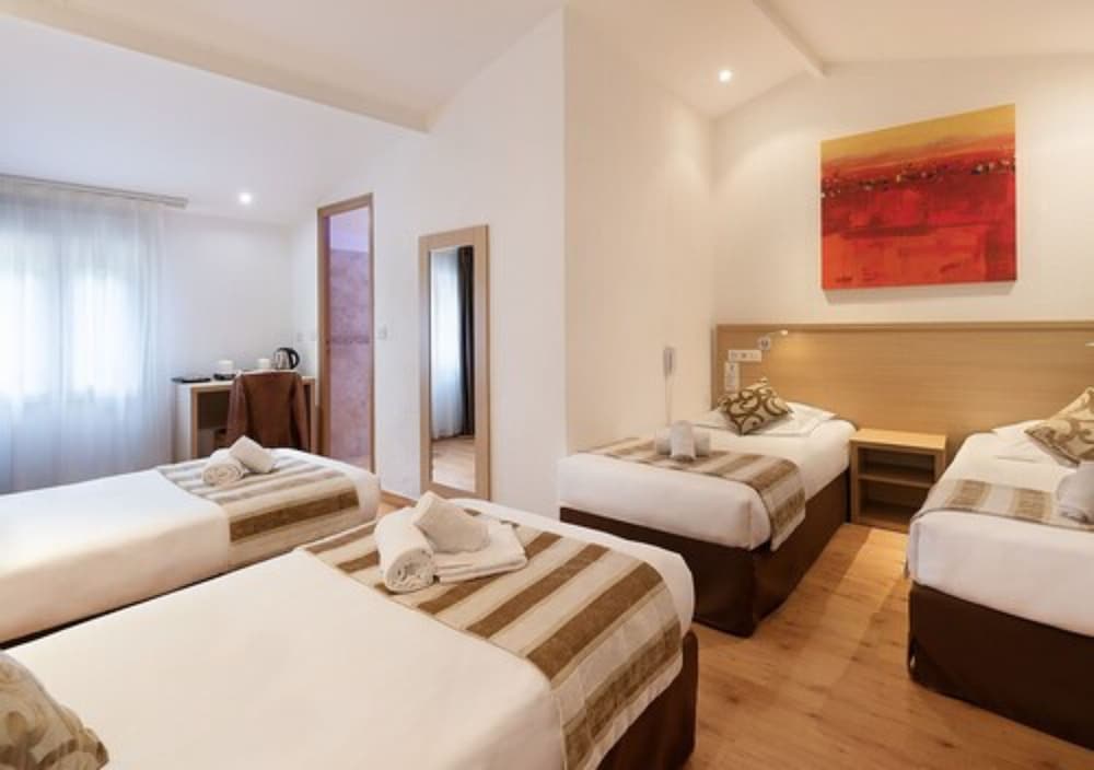 ROOM, QUADRUPLE