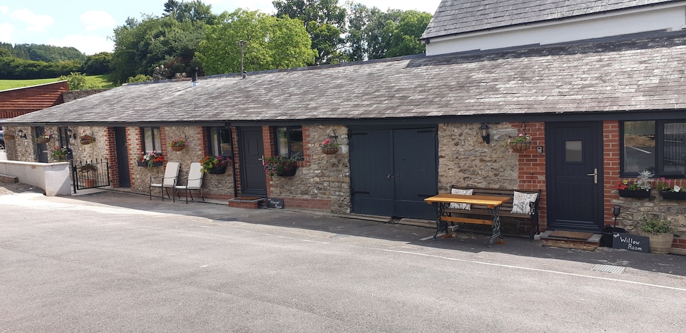 Monkton Court Hotel 2/50