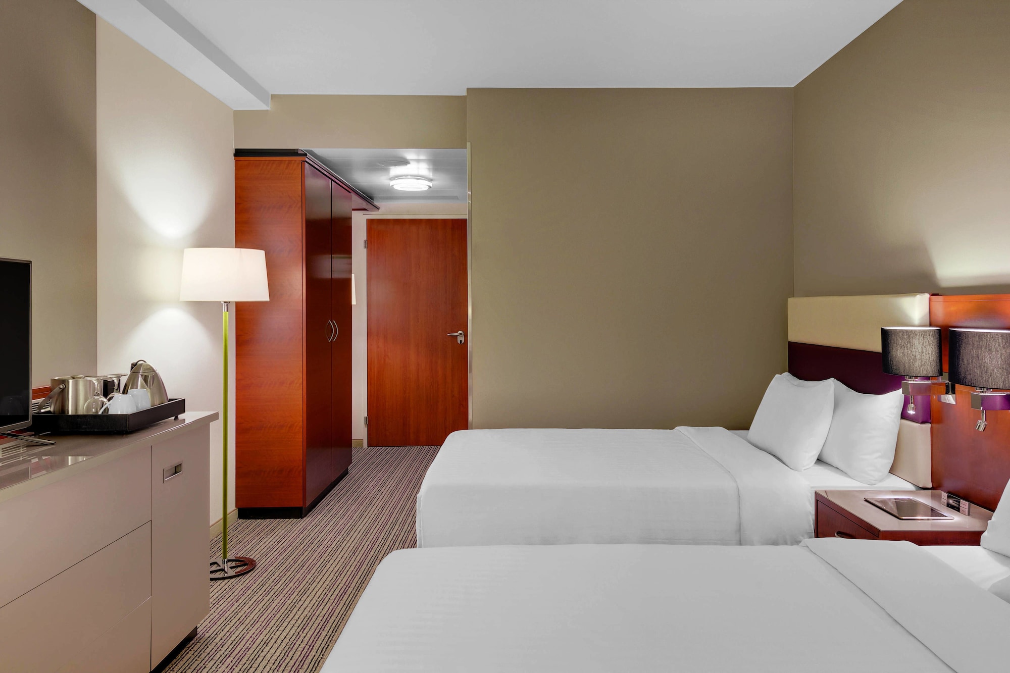 غرفة سوبيريور بسريرين منفصلين بإطلالة على الفناء
