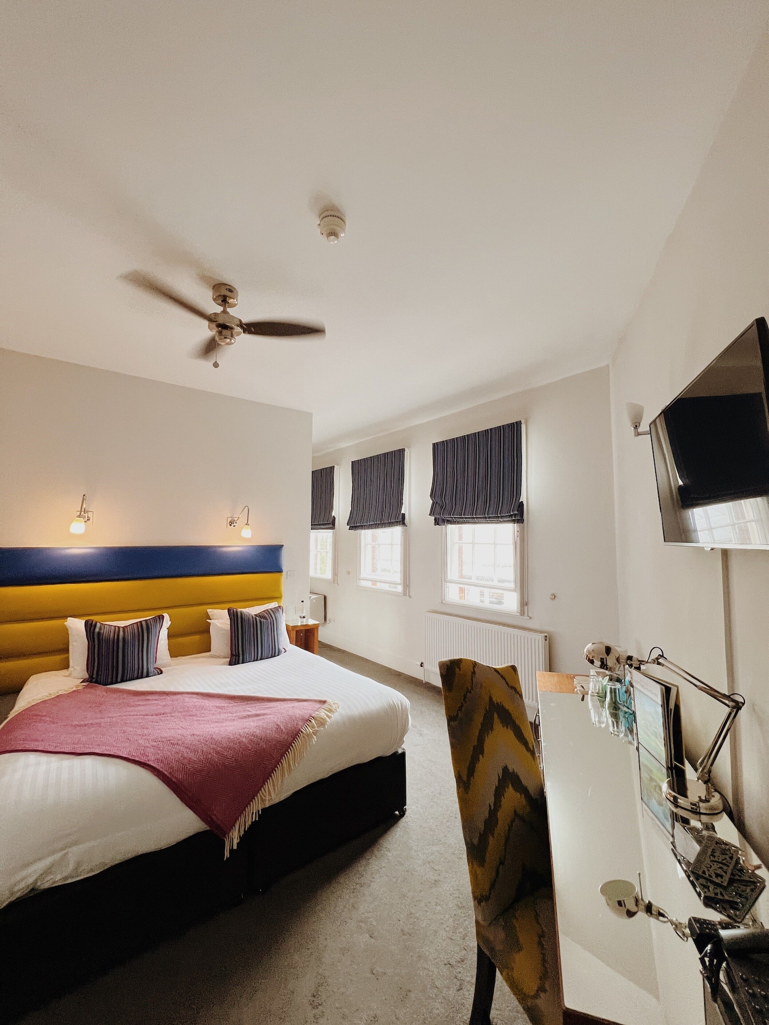 DELUXE, KING BED