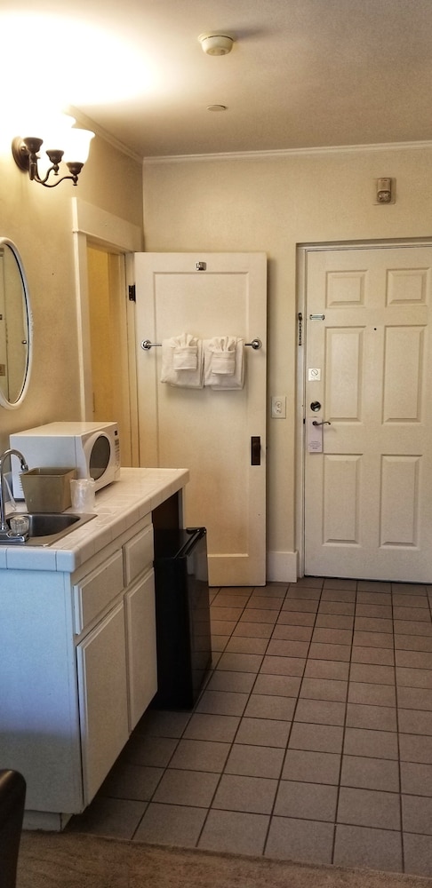 Santa Paula Inn 3/56