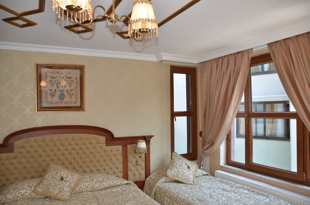Aruna Hotel 35/50