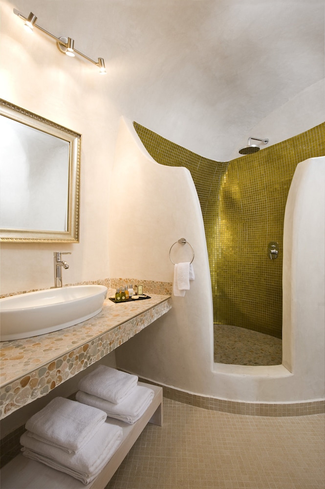 Gold Suites 72/74