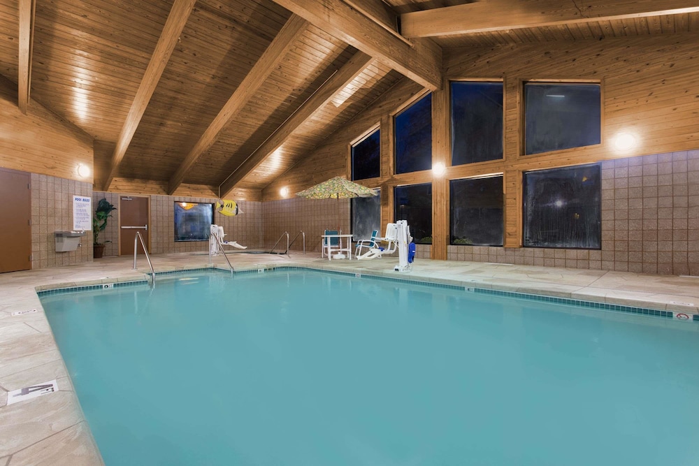 AmericInn by Wyndham Sheboygan 12/27