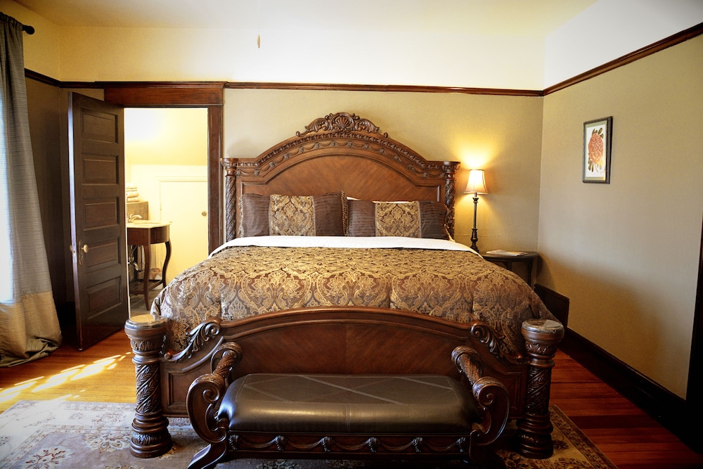 Iron Horse Inn 28/77