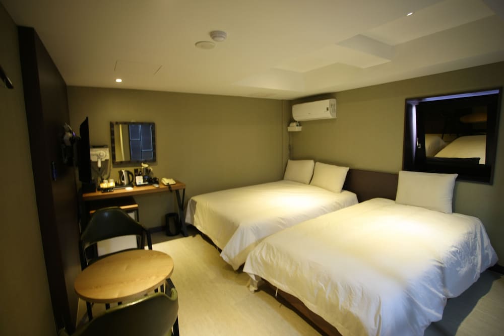 DELUXE, TWIN BEDS