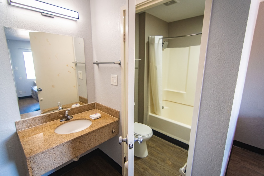 غرفة قياسية بسريرين مزدوجين، Motel6 Ft. Pierce, FL 9/10
