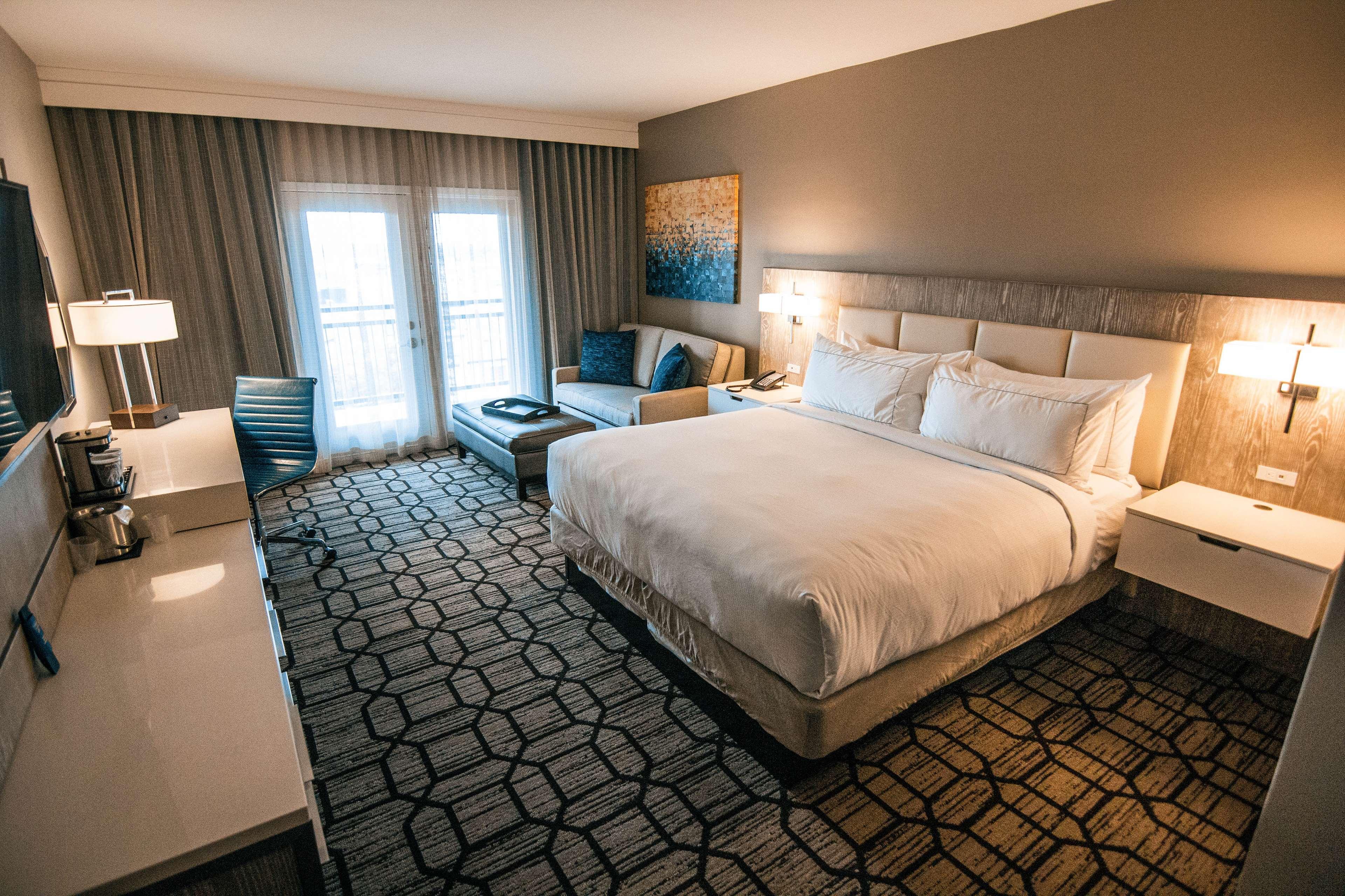 2 ROOMS, SUITE, KING BED, POOL VIEW