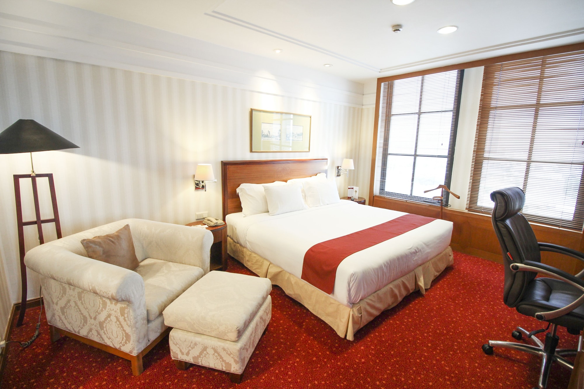 جناح تنفيذي بسرير كينج، Redtop Hotel Convention Center 3/6