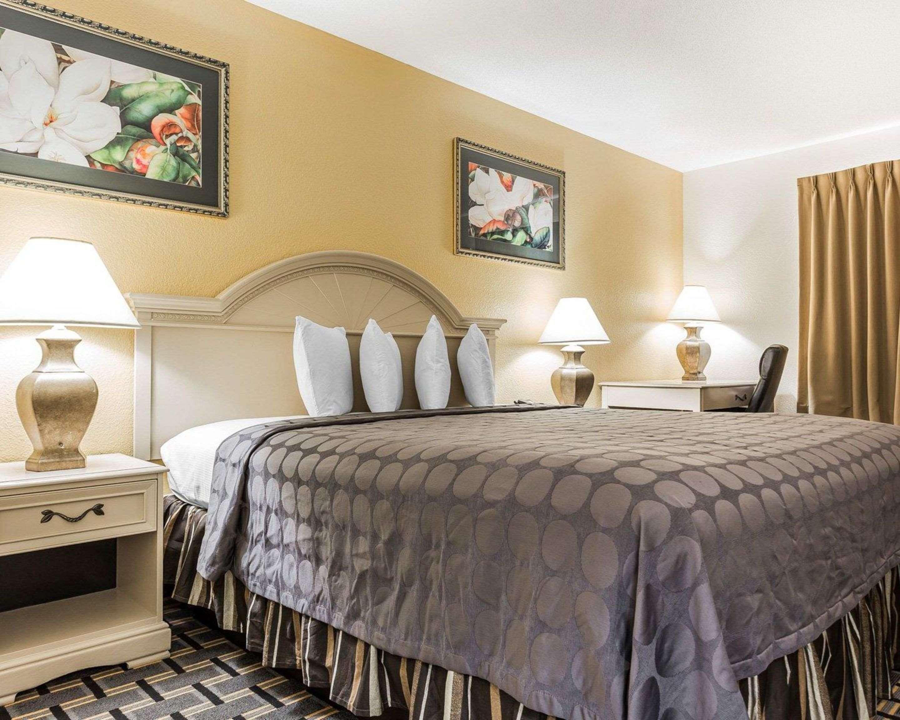 ROOM, KING BED