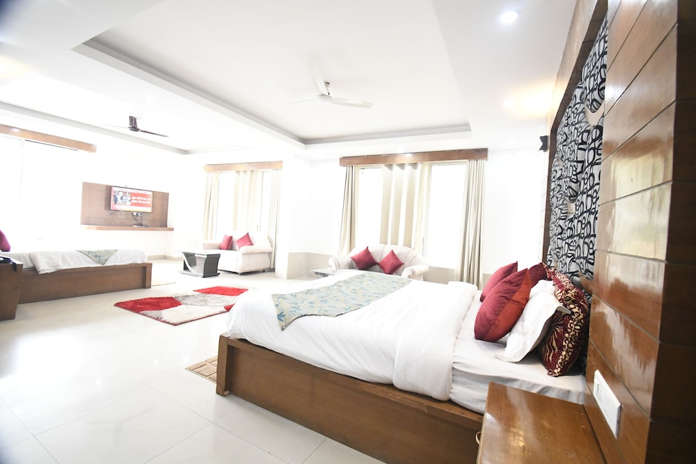 Premier, Single, 3 King Beds