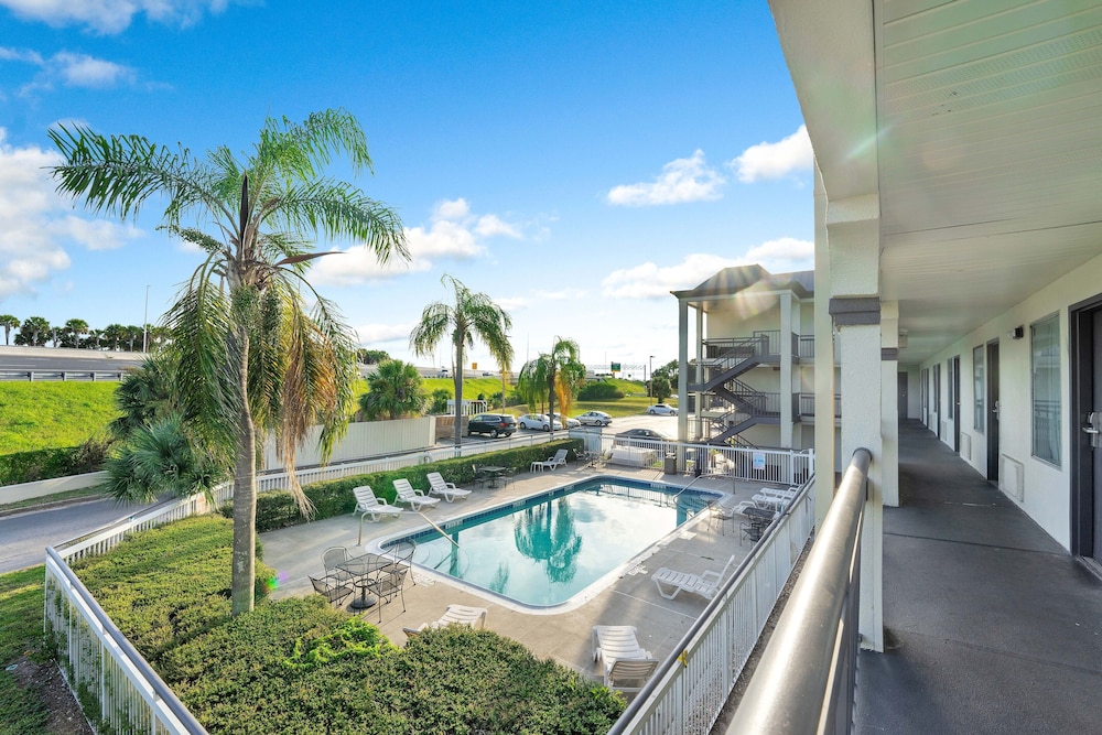 Super 8 by Wyndham Orlando Near Florida Mall 4/54