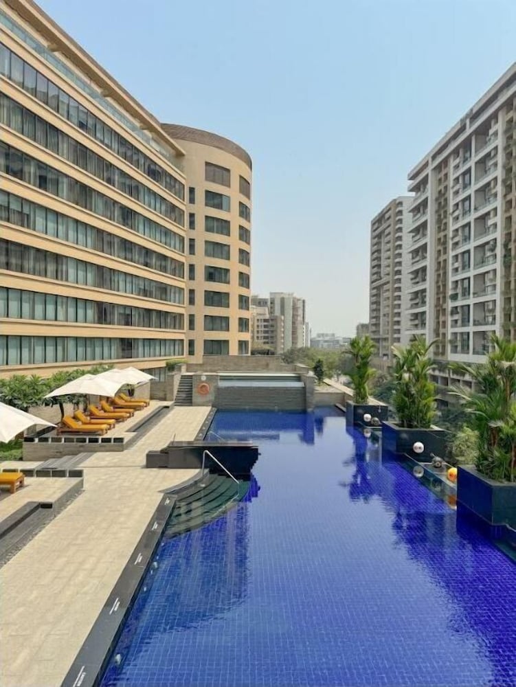 TRIDENT BANDRA KURLA 64/67