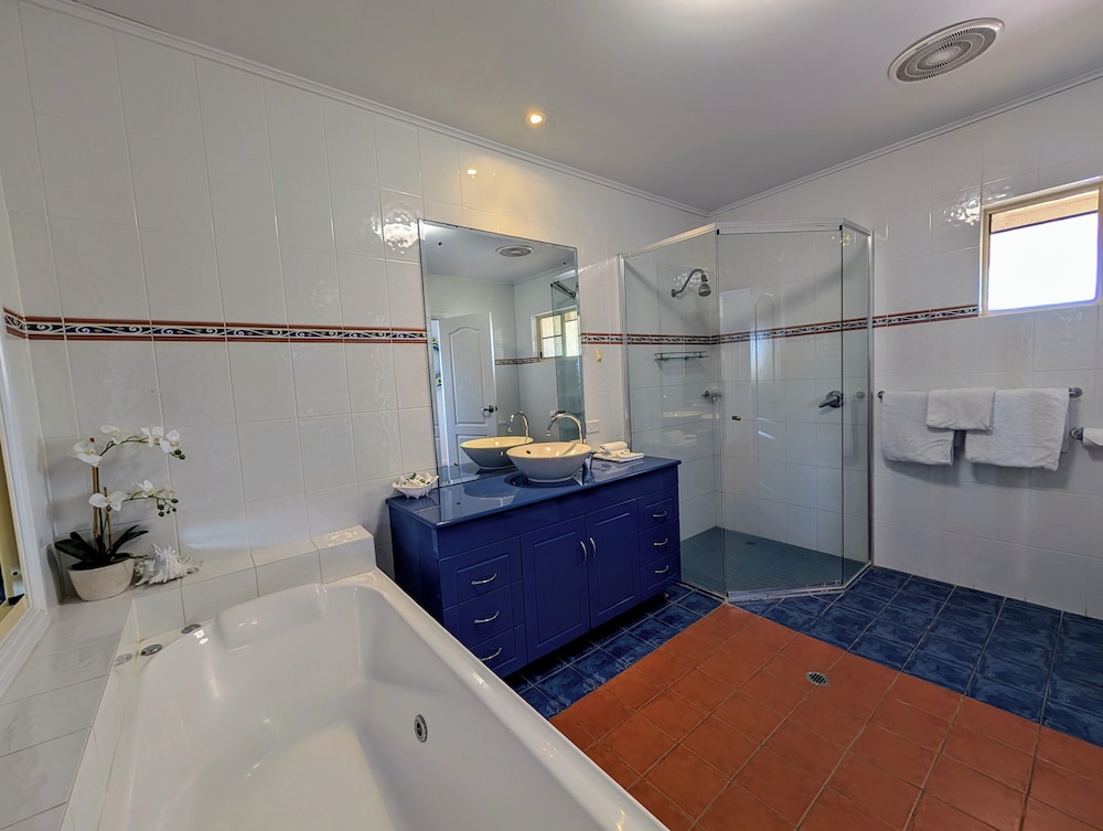 Rose Bay Resort 68/70