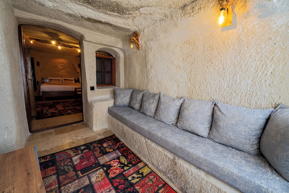Mysterious Cave Suites 31/50
