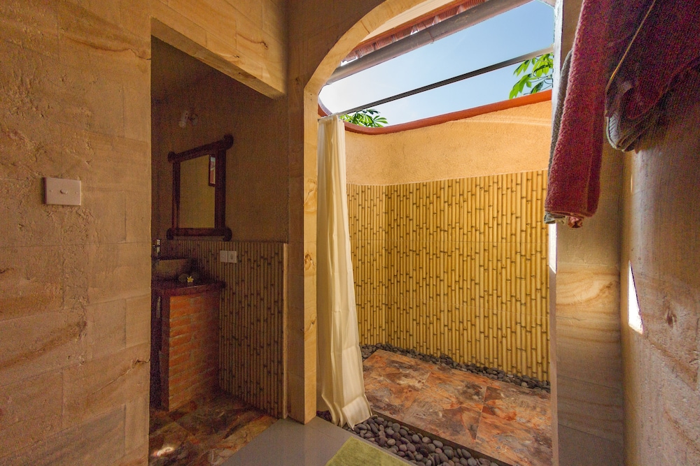 Amed Harmony Cafe And Bungalows 33/68