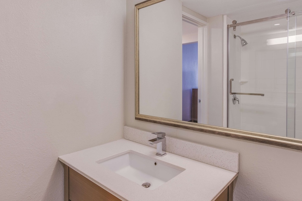 La Quinta Inn & Suites by Wyndham Philadelphia Airport 13/49