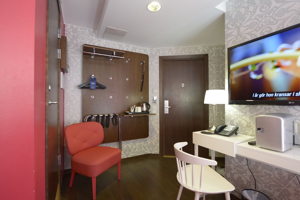 Standard, 1 Double and 1 Single Bed, Best Western Hotel Akersberga 3/3
