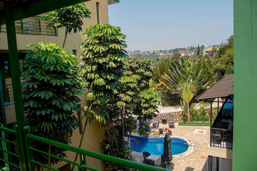 Highlands Suites Hotel 20/21