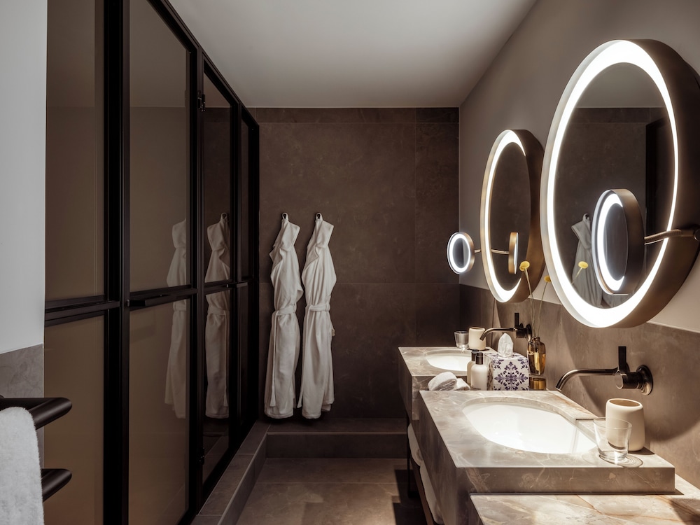 EXECUTIVE, SUITE