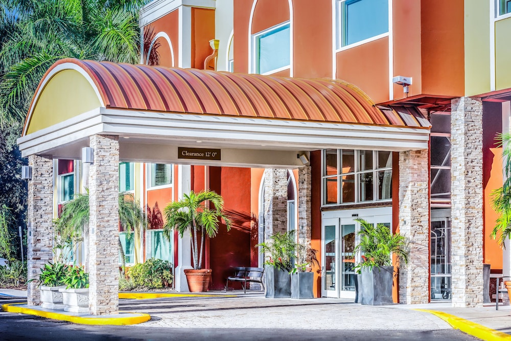 Holiday Inn Express & Suites Bradenton West, an IHG Hotel 13/69