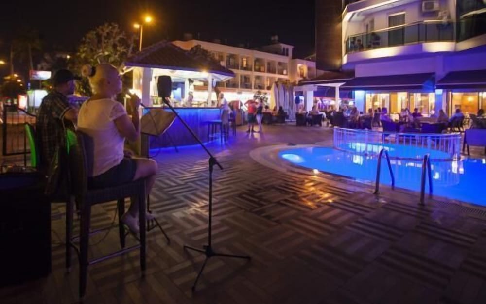 Parador Beach Hotel 43/47